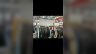 Identification des conducteurs de câbles aériens via des nervures et une figure imprimée au laser